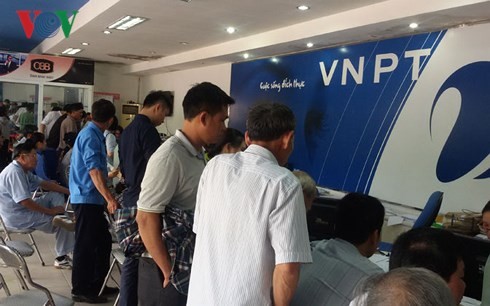 Hàng triệu khách hàng lo nhà mạng cắt liên lạc Người người chen chúc chờ đợi để được đăng ký tại một điểm giao dịch ở thành phố Vinh.