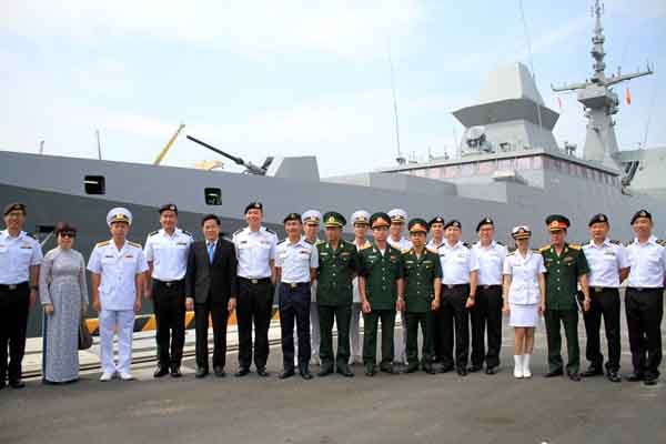 Tàu khu trục Hải quân Singapore thăm Đà Nẵng Tàu khu trục RSS INTREPID của Hải quân Singapore đến TP. Đà Nẵng. Ảnh: VGP/Thế Phong