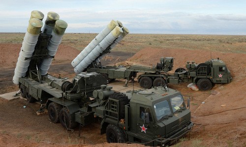 Mỹ muốn bỏ cấm vận các đồng minh mua 'rồng lửa' S-400 Nga Xe phóng đạn của tổ hợp phòng không tầm xa S-400. Ảnh: Sputnik.