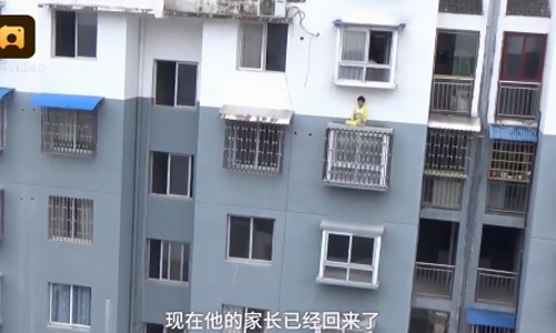 Trung Quốc giải cứu bé trai nằm ngủ trên mái cửa sổ tầng 5 Trung Quốc giải cứu bé trai nằm ngủ trên mái cửa sổ tầng 5