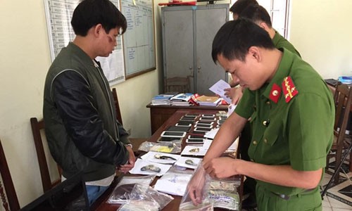 Nghi can bắt cóc trẻ em bị điều tra hành vi dâm ô và trộm cắp Trần Văn Phương cùng số tài sản trộm cắp. Ảnh: Hải Yến.