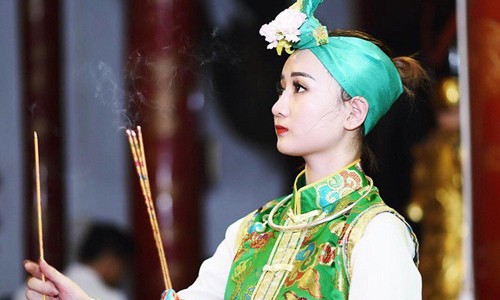 Chân dung cô đồng 9X xinh đẹp sinh viên Học viện Ngoại giao Chân dung cô đồng 9X xinh đẹp sinh viên Học viện Ngoại giao
