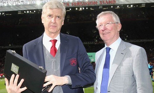 Wenger nhắc đến Ferguson trước khi nói lời chia tay sân Emirates Ferguson tặng quà cho Wenger một tuần trước khi lên bàn mổ. Ảnh: Reuters.
