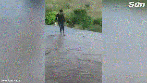 Chàng trai bị ngã suýt chết khi selfie trên thác nước cao 15 m Subrat Nagmạo hiểm đi ra giữa khu vực thác nước để chụp ảnh. Ảnh cắt từ clip.
