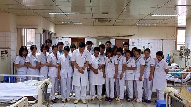 Bác sỹ Hoàng Công Lương và cái cúi đầu trước ngày ra toà BS Lương cùng tập thể cán bộ khoa Hồi sức tích cực cúi đầu trước vong linh các bệnh nhân tử vong trong sự cố.