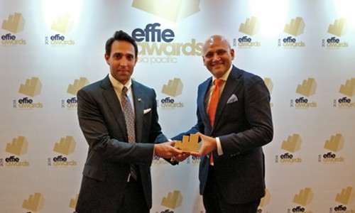 Nestlé Milo được vinh danh tại Apac Effue Awards 2018 Ông Rupen Desai, đại diện BGK trao giải thưởng APAC Effie Awards 2018 cho đại diện Milo Việt Nam