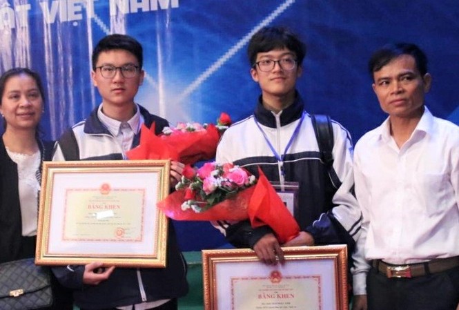 Nam sinh Nghệ An được cấp visa đi Mỹ sau 3 lần phỏng vấn Em Mai Nhật Anh (bên phải) và Phùng Văn Long (bên trái). Ảnh: Thanh Hùng.