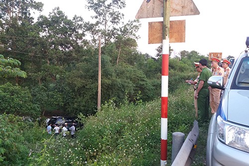 Tài xế không có bằng lái, vượt ba chốt cảnh sát rồi lao xe xuống vực Sau khi qua mặt cảnh sát giao thông với tốc độ cao, chiếc xe Fortuner lao xuống vực cạnh quốc lộ 1A. Ảnh: DL