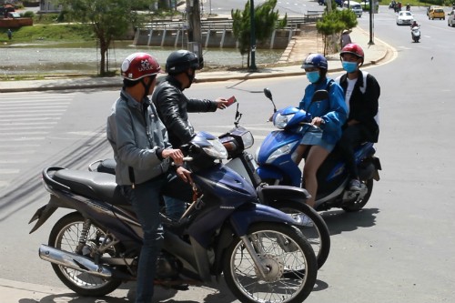 'Cò đặc sản' lộng hành và nỗi thất vọng của khách đến Đà Lạt "Cò đặc sản" chèo kéo du khách đi hái dâu vườn giá 20.000 đồng một ký. Ảnh: Khương Văn.