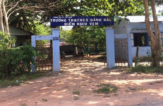 Thầy giáo cưỡi 'ngựa sắt' băng rừng gieo chữ cho học trò Dù cơ sở vật chất điểm phụ Rạch Vẹm (thuộc trường tiểu học và THCS Gành Dầu) còn nhiều khó khăn nhưng các thầy cô nơi đây vẫn vượt khó bám trường dạy học cho con em bà con làng chài Rạch Vẹm