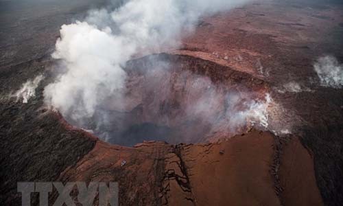 Hawaii: Núi lửa Kilauea tạo ra cột tro bụi cao đến 9.000 mét Cột tro bụi được phun ra từ miệng núi lửa Kilauea trên Đảo Lớn ở Hawaii ngày 16/5. (Nguồn: EPA/TTXVN)