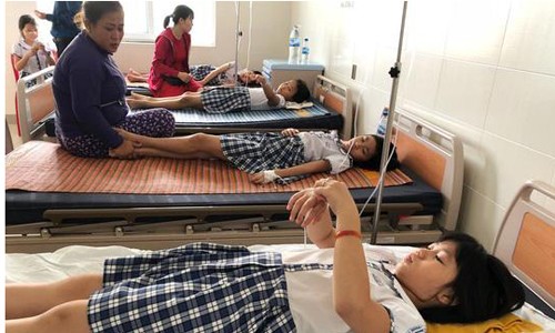 Hàng chục học sinh lớp 3 nhập viện vì uống trà sữa Sau khi uống trà sữa, hàng chục học sinh nhập viện cấp cứu. Ảnh: Tử Trực