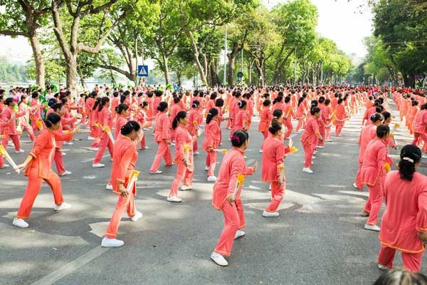Vinamilk Sure Prevent đồng hành cùng phong trào rèn luyện sức khỏe Hơn 2.150 NCT tham gia đồng diễn dưới lòng đường Hồ Hoàn Kiếm