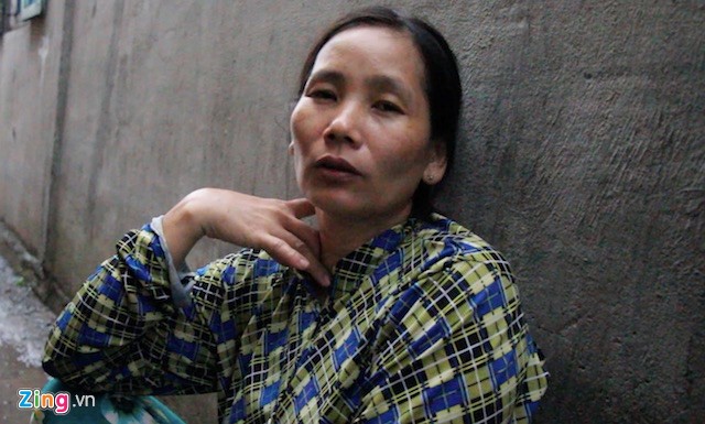 Người phụ nữ cứu hàng chục cư dân trong vụ 5 căn nhà chìm xuống sông Bà Bùi Thị Nga kể lại sự việc khi phát hiện sạt lở. Ảnh: M.A.