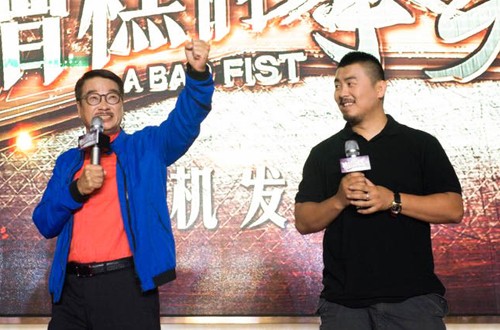 'Tay đấm ngông' Từ Hiểu Đông lấn sân điện ảnh Ngô Mạnh Đạt (trái) và Từ Hiểu Đông tại lễ công bố khởi quay phim hài. Mạnh Đạt là gương mặt quen thuộc của điện ảnh Hong Kong, từng kết hợp Châu Tinh Trì trong loạt phim ăn khách như "Đội bóng Thiếu Lâm", "Trường học uy long", "Thánh bài", "Lộc Đỉnh Ký".