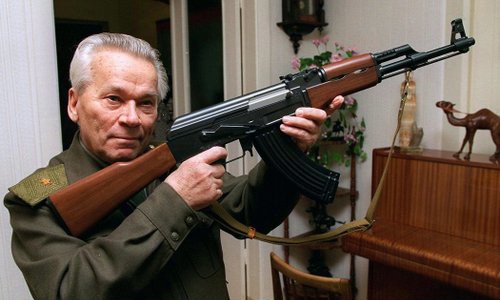 4 mẫu súng bộ binh làm thay đổi chiến trường thế kỷ 20 Nhà thiết kế Kalashnikov cầm mẫu AK nguyên bản. Ảnh: AP.