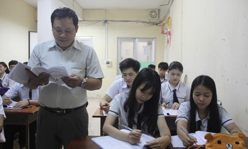 Chạy đua thi THPT quốc gia: Tăng ca, học đêm, thi thử Học sinh lớp 12, Trường THPT Đào Duy Anh, TPHCM trong giờ ôn thi môn tiếng Anh