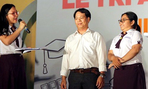 Xúc động lá thư nữ sinh gửi cha khiến nhiều người rơi nước mắt Ông Lê Thanh Bình (giữa) và con gái trên sân khấu lễ trưởng thành. Ảnh: Mi Lăng.