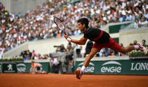 Djokovic bị loại tại tứ kết Roland Garros 2018 Djokovic mắc nhiều sai lầm ở những thời điểm có thể tạo ra bước ngoặt. Ảnh: AFP.