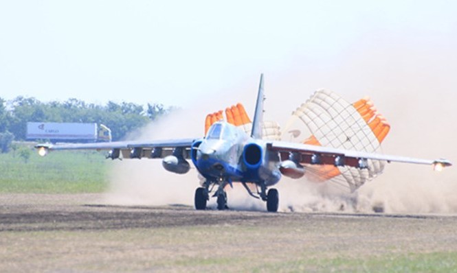 Máy bay tấn công của Nga hạ cánh mà không cần sân bay Su-25SM tập luyện tại Quân khu phía Nam