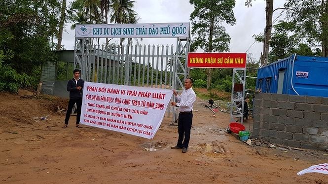 'Ngăn sông cấm biển' ở Phú Quốc: Chính quyền cũng sai? Người dân phản ứng việc nhà đầu tư "ngăn sông cấm biển", bịt đường lên xuống biển của người dân.