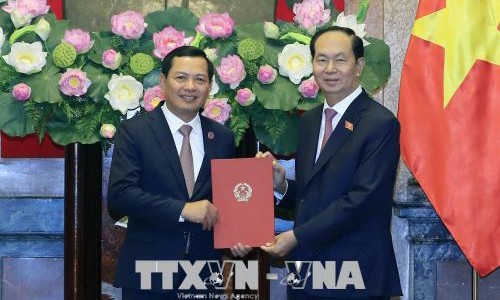 Chủ tịch nước trao quyết định bổ nhiệm lãnh đạo TAND Tối cao Chủ tịch nước Trần Đại Quang trao Quyết định bổ nhiệm Phó Chánh án Tòa án nhân dân Tối cao cho ông Nguyễn Văn Du. Ảnh TTXVN