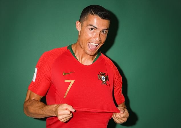 Ronaldo nhí nhảnh chụp ảnh thẻ World Cup Ronaldo nhí nhảnh chụp ảnh thẻ World Cup