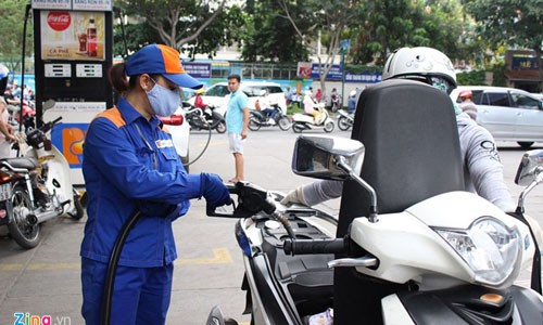 'Thị trường xăng dầu có thể bị lũng đoạn bởi các thương nhân đầu mối' VCCI cho rằng Nhà nước can thiệp quá sâu vào hoạt động của doanh nghiệp kinh doanh xăng dầu. Ảnh: Phúc Minh.