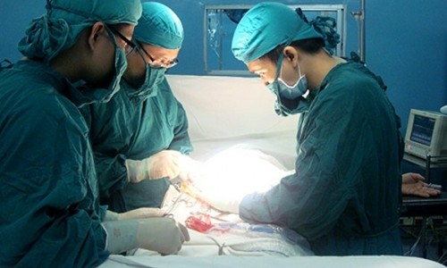 Hội chẩn xuyên quốc gia cứu quý ông bơm silicon vào ‘cậu nhỏ’ Có không ít quý ông gặp hoạ vì tự ý bơm silicon vào 'cậu nhỏ'. Ảnh minh hoạ