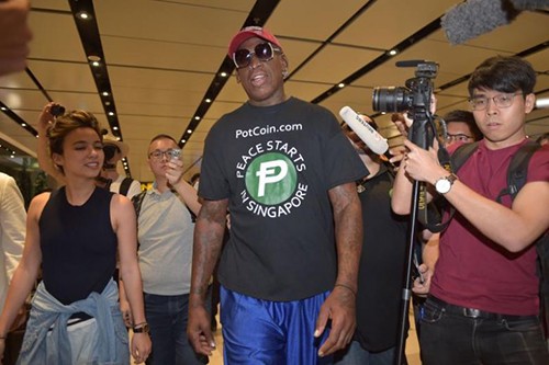 'Bạn trọn đời' của Kim Jong-un đến Singapore Dennis Rodman nói chuyện với báo chí khi đến sân bay Changi hôm qua.
