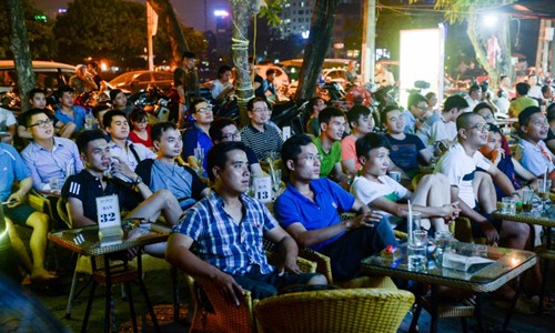 VTV: Quán cà phê được chiếu World Cup miễn phí, không cần xin phép Khán giả tập trung xem bóng đá tại một quán cà phê tại Hà Nội. Ảnh: AFP.
