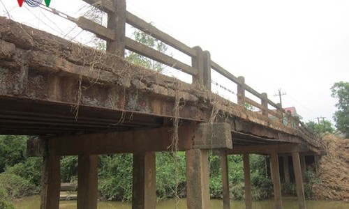Hàng ngàn người dân thót tim vì cầu Quy Thiện Cầu Quy Thiện hư hỏng nghiêm trọng.