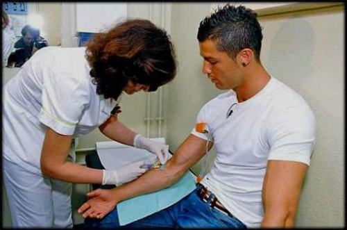Lý do siêu sao Cristiano Ronaldo không bao giờ xăm mình Cristiano Ronaldo không xăm mình để có thể đều đặn hiến máu. Ảnh: Sportskeeda.