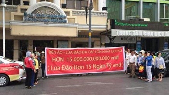 Thay đổi chóng mặt, tiền ảo Việt đang đi về đâu? Hình ảnh phản đối iFan hôm 8/4 vừa qua. Ảnh: vietnamfinance
