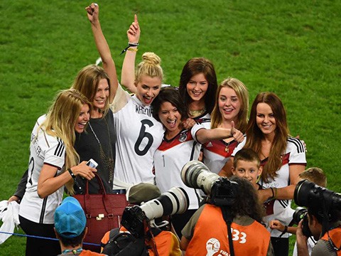 Tuyển Đức xuống phong độ vì lệnh cấm ân ái? WAGs Đức tại World Cup 2014