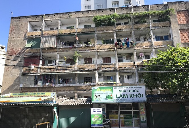 Cận cảnh chung cư 40 năm có nguy cơ đổ sập bất kỳ lúc nào Chung cư D2 trải qua hơn 40 năm đang từng ngày xuống cấp nghiêm trọng, ảnh hưởng đến cuộc sống người dân. Ảnh: Cảnh Thắng