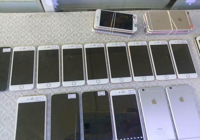 Thua độ World Cup, người đi bán điện thoại 'đông như trẩy hội' iPhone tiếp tục là mặt hàng được trao đổi nhiều nhất mùa World Cup