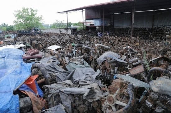 Điều đáng sợ trong nghĩa địa ô tô khổng lồ ở Bắc Giang Xe cũ được “mổ xẻ” ngổn ngang khắp nơi.