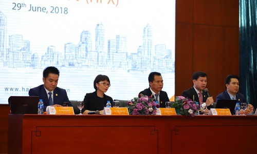 Hải phát Invest: Dự kiến chào sản nửa đầu tháng 7 Ban Lãnh đạo Hải Phát Invest lắng nghe tiếp nhận và trả lời các câu hỏi
từ các Nhà đầu tư và các chuyên gia phân tích