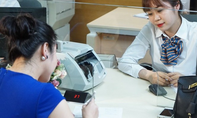 Nhiều ngân hàng Việt bắt đầu báo lãi cao So với cùng kỳ 2017, tín dụng ngân hàng tăng trưởng thấp hơn nhưng nợ xấu đã giảm khá mạnh - Ảnh: Quang Phúc.