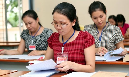 Làm thơ than thân phận, thí sinh nhận điểm liệt môn Văn Các giáo viên đang tích cực chấm thi môn Ngữ Văn. Ảnh: Giáo dục và Thời Đại