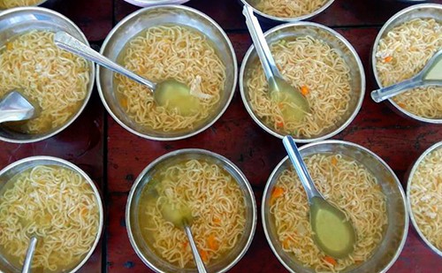 Hiệu trưởng trường mẫu giáo cắt xén tiền ăn của trẻ chia giáo viên Bữa ăn sáng của trẻ ở trường mẫu giáo Đông Thạnh. Ảnh: Châu Thành.