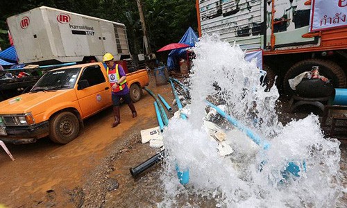 Nỗ lực giải cứu đội bóng nhí, Thái Lan chặn luôn hai con suối Một nhân viên cứu hộ tại khu vực rút nước từ hang Tham Luang, nơi đội bóng nhí Thái Lan mắc kẹt. Ảnh: AP.