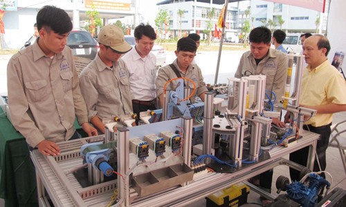 Giảng viên dạy nghề phải đạt tiêu chuẩn mới từ 1/8 tới Giảng viên dạy nghề phải đạt tiêu chuẩn mới từ 1/8 tới.