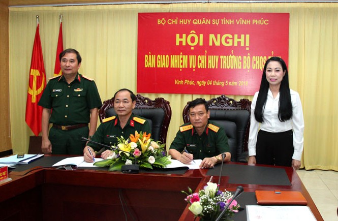 Triển khai quyết định nhân sự của Bộ trưởng Quốc phòng Bí thư Tỉnh ủy Vĩnh Phúc Hoàng Thị Thúy Lan và Thiếu tướng Phùng Sĩ Tấn, Tư lệnh Quân khu II chứng kiến lễ ký biên bản bàn giao. Ảnh VPTV