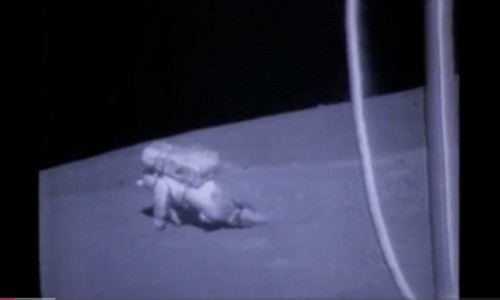 NASA chia sẻ những cú ngã của phi hành gia trên Mặt Trăng NASA chia sẻ những cú ngã của phi hành gia trên Mặt Trăng