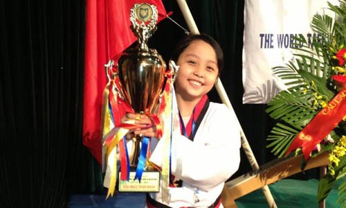 Biệt tài nữ thủ khoa đáng yêu của Hà Nội Lan Minh nhận cúp trong cuộc thi Taekwondo Thành phố Hà Nội