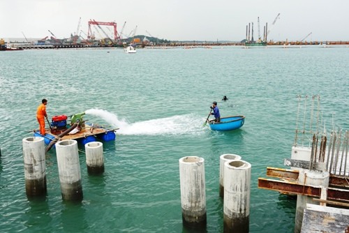 12 thợ lặn xuống biển Dung Quất vớt cổ vật trong tàu đắm Đơn vị trục vớt hút lớp cát 5 mét trên xác tàu. Ảnh: Phạm Linh.