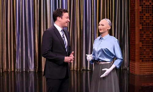 Sáng nay công dân robot đầu tiên nói chuyện về 4.0 ở Việt Nam Robot Sophia (bìa phải) trò chuyện với MC Jimmy Fallon trong một chương trình truyền hình. Ảnh: Newswire.