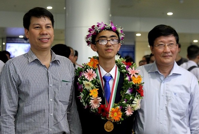 Nam sinh giành HC Vàng Olympic Sinh học: Bất ngờ khi đề yêu cầu mổ con đỉa Hoàng Minh Trung (Học sinh lớp 11 Sinh, Trường THPT Chuyên Lam Sơn, Thanh Hóa) chụp ảnh cùng đoàn